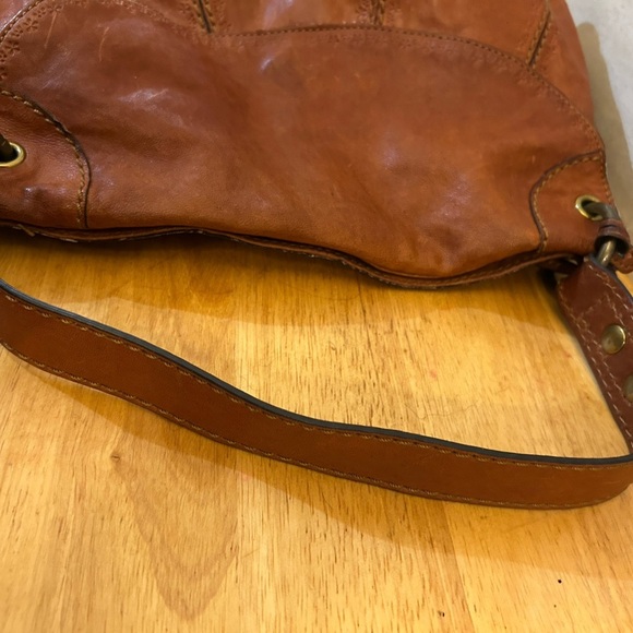 Fossil Rustic Brown Leather 2 in 1 Crossbody/ Shoulder Bag with Vintage Appeal - Picture 3 of 14